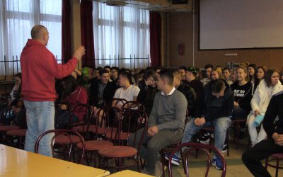 Rendhagyó csoportfoglalkozást tartott a kollégiumban Veres László iskolánk rendőre bűnmegelőzés témában