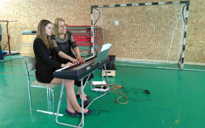 Várnagy Andrea, egri születésű zongoraművésznőnek és lányának, Farkas Lili, fiatal zongoraművésznőnek interaktív előadása